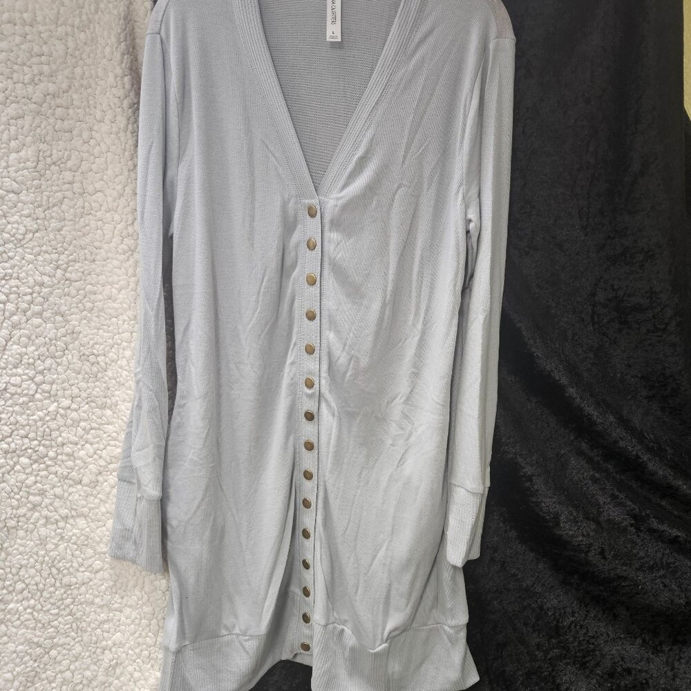 Zenana Outfitters L Long Sleeve Snap front closure cozy sweater NWOT